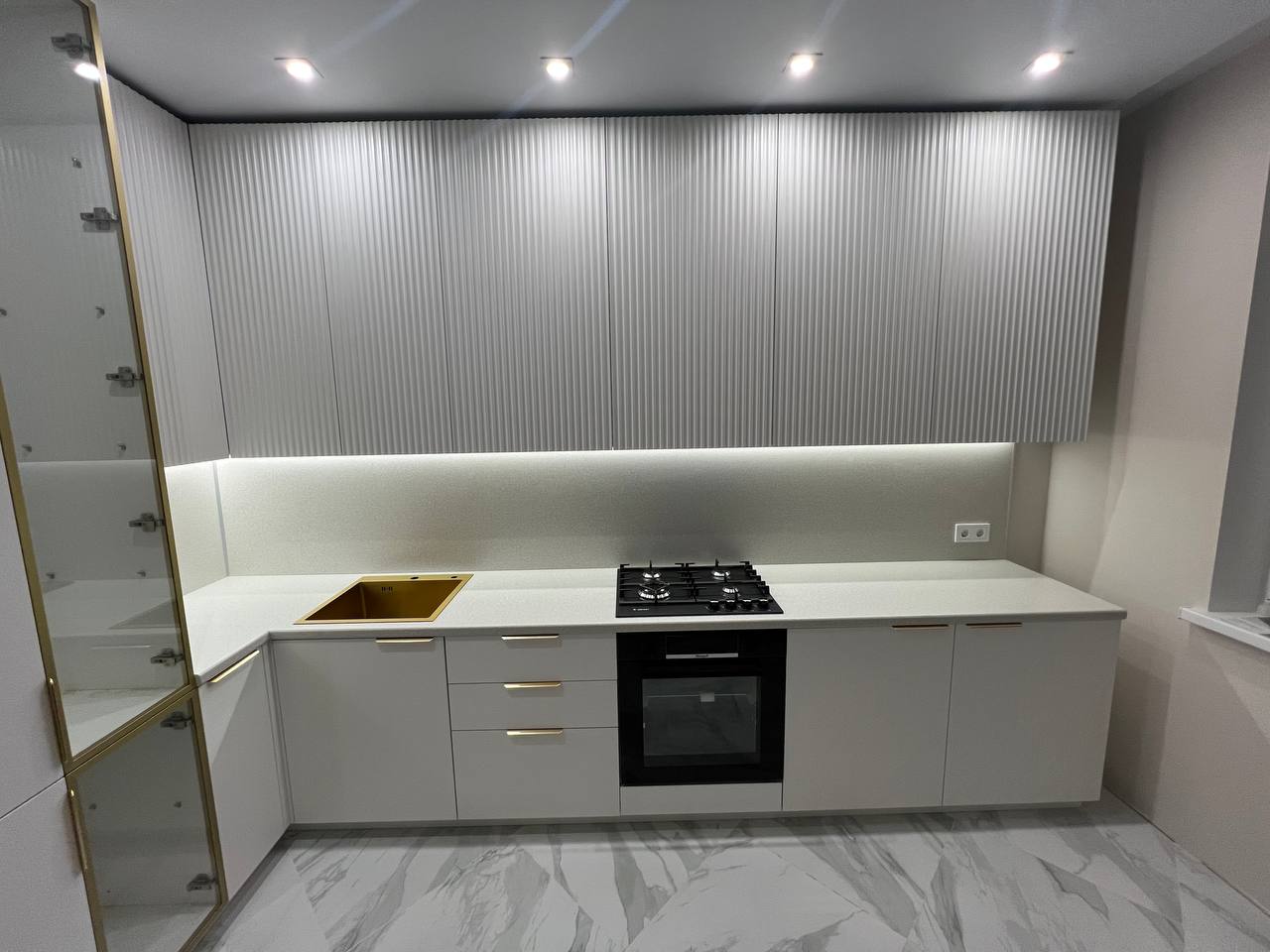 Кухня угловая — Белый рифлёный и золото